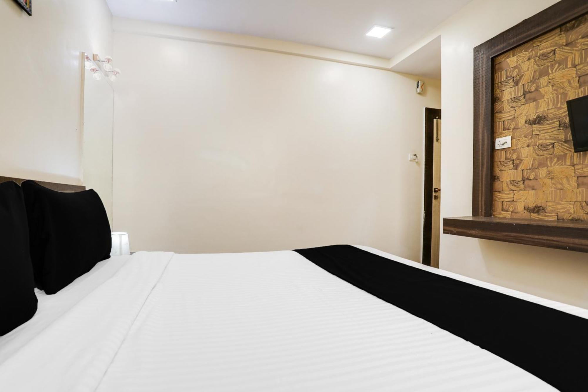 Super Hotel O Palkhi Road Near Sai Baba Temple Formerly Netra Sai Shirdi Esterno foto