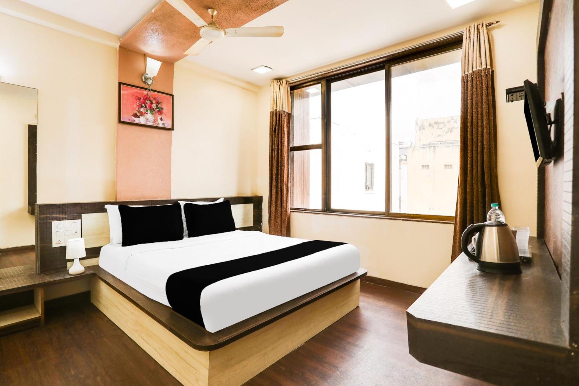 Super Hotel O Palkhi Road Near Sai Baba Temple Formerly Netra Sai Shirdi Esterno foto