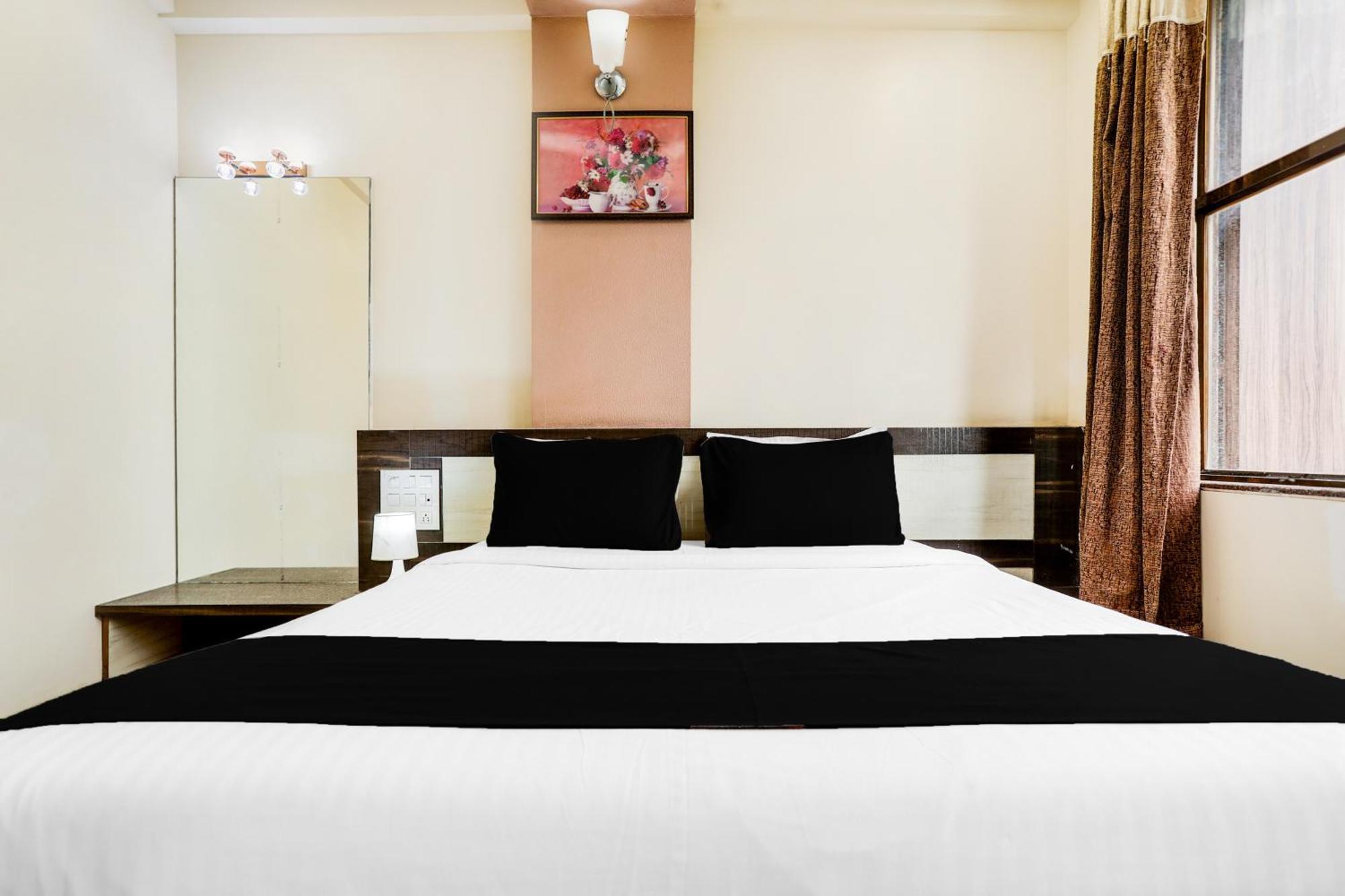 Super Hotel O Palkhi Road Near Sai Baba Temple Formerly Netra Sai Shirdi Esterno foto