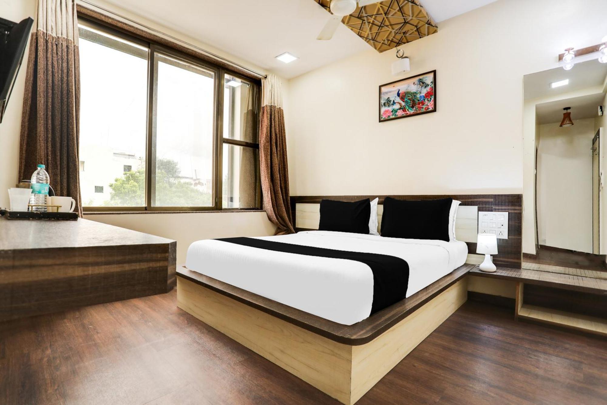 Super Hotel O Palkhi Road Near Sai Baba Temple Formerly Netra Sai Shirdi Esterno foto